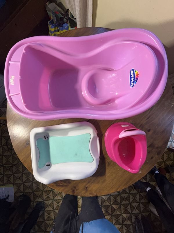 Set de Baño Infantil: Tina Rosada, Soporte Antideslizante y Reductor Fucsia
