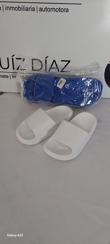 Lote anterior: Zapatillas blancas de talla 31, excelente condición