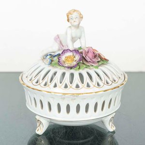 Lote anterior: Bombonera de Porcelana Alemana Calada con Niño y Flores en Relieve