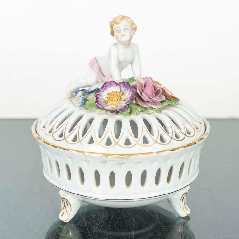 Bombonera de Porcelana Alemana Calada con Niño y Flores en Relieve