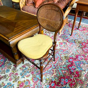 Sofá de mimbre con almohadones y mesa ratona de madera - imagen 2