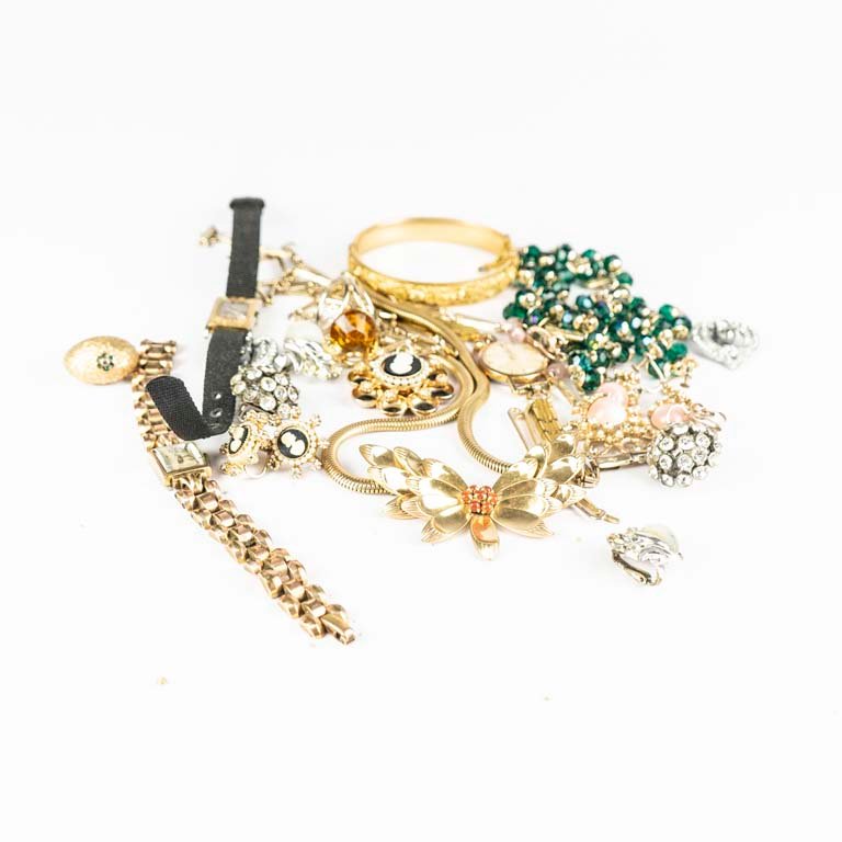 Collares, pulseras y relojes de oro y plata en venta - imagen 1