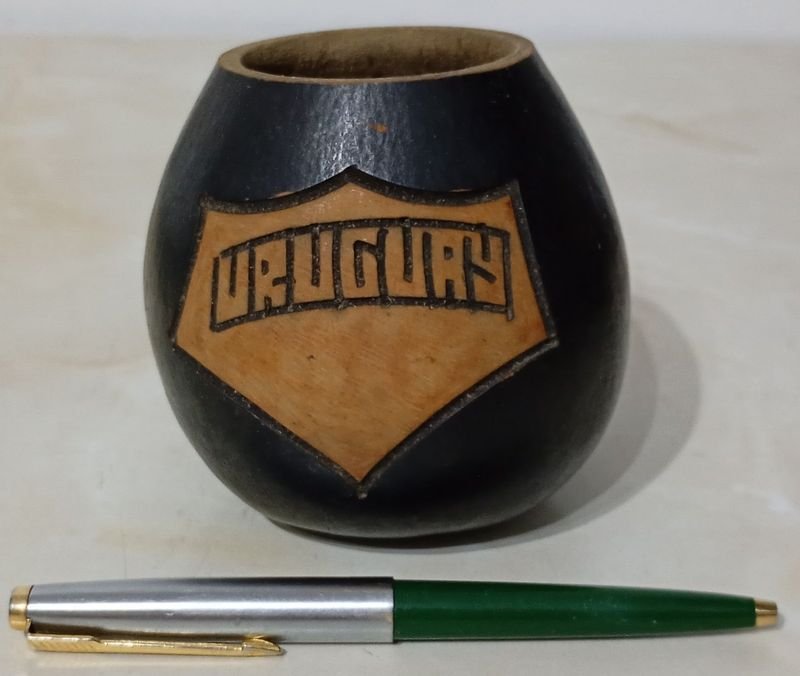 Lote siguiente: Mate de calabaza tallado con 'URUGUAY'