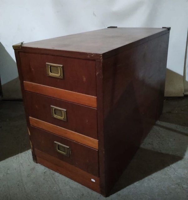Archivador en madera con tiradores de bronce