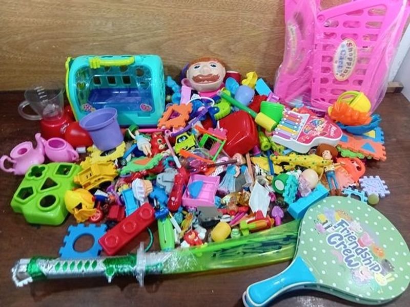 Gran Lote de Juguetes Variados: Figuras, Bloques y Más