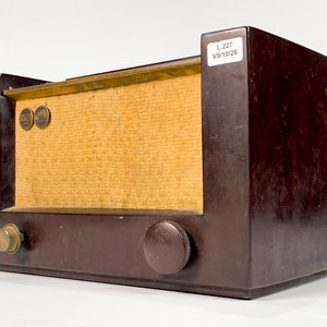 Radio Antigua a Válvulas en Caja de Madera Marrón con Rotura - imagen 2