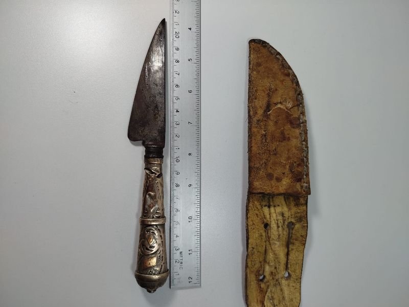 Cuchillo antiguo de acero al carbono con cabo de plata y oro - imagen 1