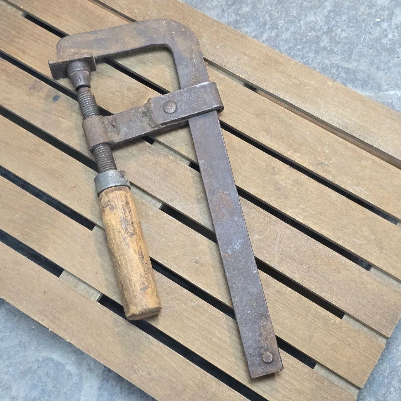 Clampas de metal y madera para trabajo - imagen 2