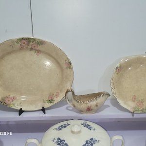 Lote de Vajilla de Loza: Sopera, Fuentes, Salsera y Platos - imagen 7