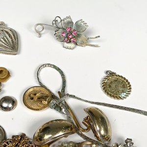 Lote de 57 Piezas de Bisutería: Cadenas, Caravanas, Prendedores y Colgantes - imagen 6