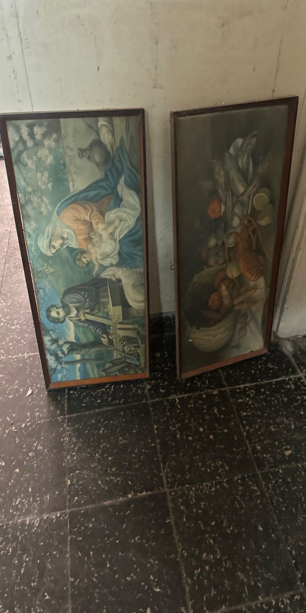 Dos Cuadros Decorativos con Marcos de Madera