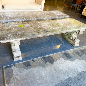 Mesa de piedra antigua con base ornamentada - imagen 2