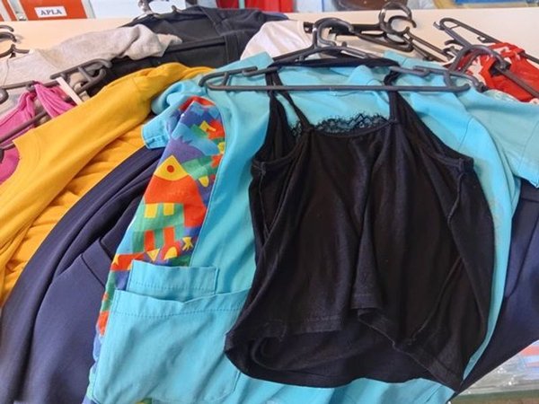 Ropa de mujer variada y elegante - imagen 1