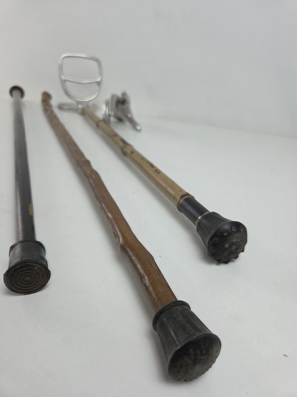Bastones de madera con asientos metálicos para descansar - imagen 4