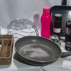 Lote siguiente: Set de Cocina: Sartén, Cubiertero, Azucarero, Termo y Más