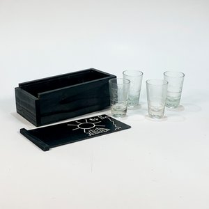 Lote anterior: Set de 4 Vasos de Vidrio con Estuche Negro y Decoración Constructiva