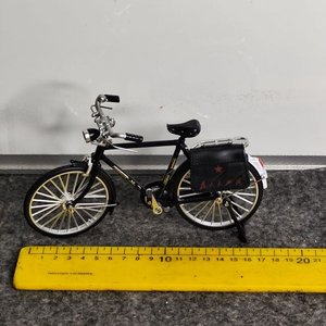 Bicicleta Miniatura Estilo Vintage Negra con Alforja - imagen 3