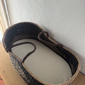 Moisés Cesta de Mimbre Negro con Colchoneta Blanca - imagen 3