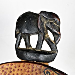 Soporte Decorativo de Madera con Arte Tribal y Elefante - imagen 4