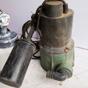 Lote de Herramientas Eléctricas: Engrampadora, Caladora, Atornillador y Compresor de Pintar - imagen 9
