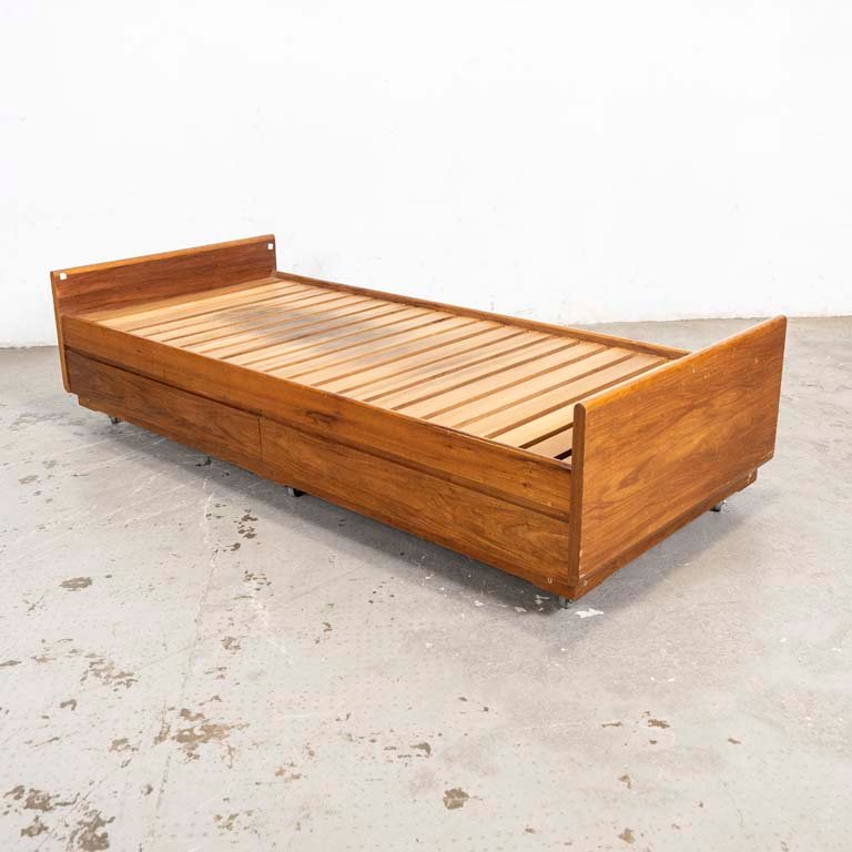 Lote siguiente: Cama cajonera rodante en madera de calidad