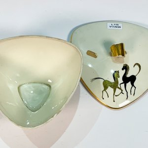 Bombonera Triangular de Porcelana Alemana Kronach OCA Bavaria con Decoración de Caballos - imagen 2