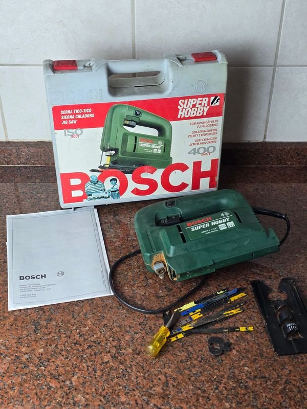 Sierra Caladora Bosch Super Hobby 400W con Accesorios
