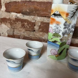 Juego de Sake de Porcelana Japonesa con Botella y 4 Vasitos - imagen 4