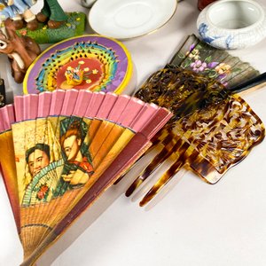 Lote de Adornos: Peineta Oriental, Figuras, Florero, Platos y Abanicos - imagen 5