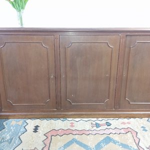 Aparador bajo de madera oscura con tres puertas y molduras - imagen 6