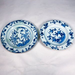 Dos Platos Antiguos de Porcelana Azul y Blanca con Diseño Floral - imagen 2