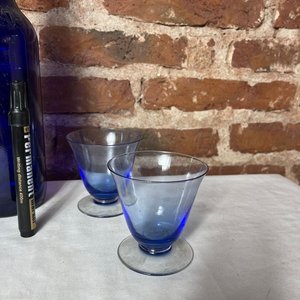 Juego de 4 Copas de Vidrio Azul y Botella Vintage - imagen 4