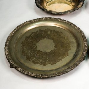 Lote de 4 piezas metálicas: bandejas y cuenco decorativo - imagen 3