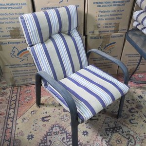 Juego de Jardín: Mesa Rectangular con Tapa de Vidrio y Sillas Apilables con Almohadones Rayados - imagen 7
