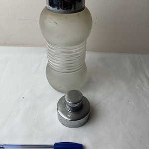 Antigua Coctelera de Vidrio Esmerilado con Tapa Metálica - imagen 6