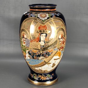 Jarrón Satsuma Azul con Diseño en Relieve y Figuras Orientales - 31.5 cm - imagen 2