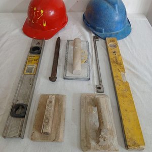 Lote siguiente: Lote de Herramientas de Albañilería: Niveles, Cascos, Fletachos y Más