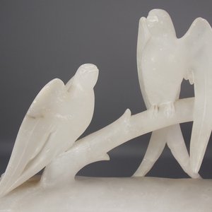 Escultura de Alabastro con 6 Pájaros sobre Rama y Base de Madera - imagen 4