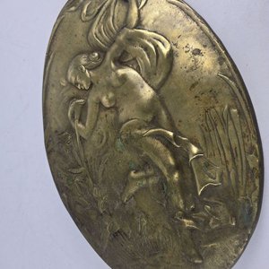 Placa Art Nouveau en Bronce con Figura Femenina y Naturaleza - imagen 3