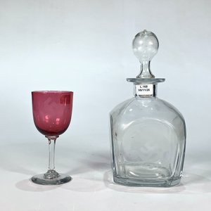 Botellón de cristal con monograma y copa rubí para licor - imagen 1