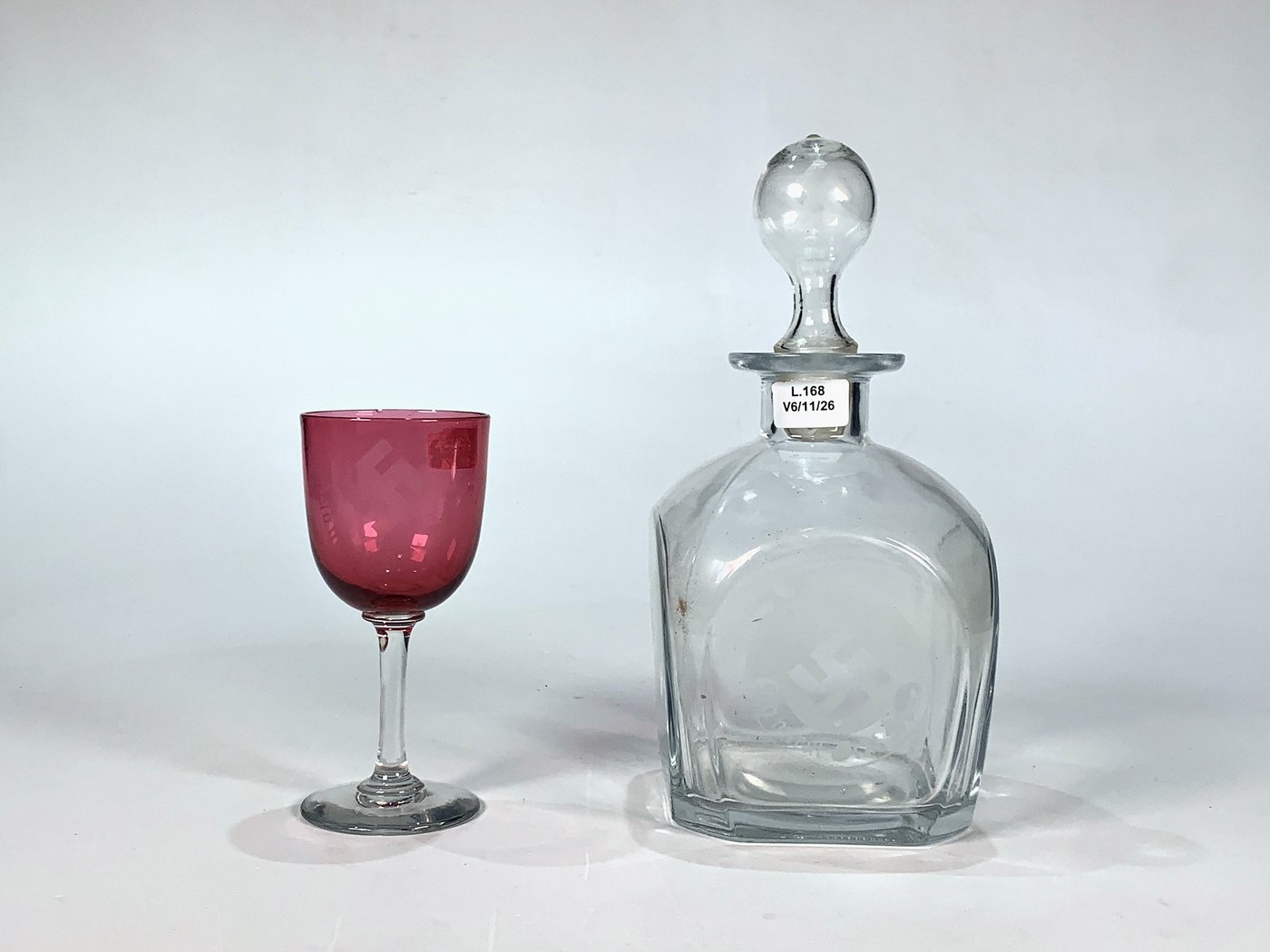 Botellón de cristal con monograma y copa rubí para licor