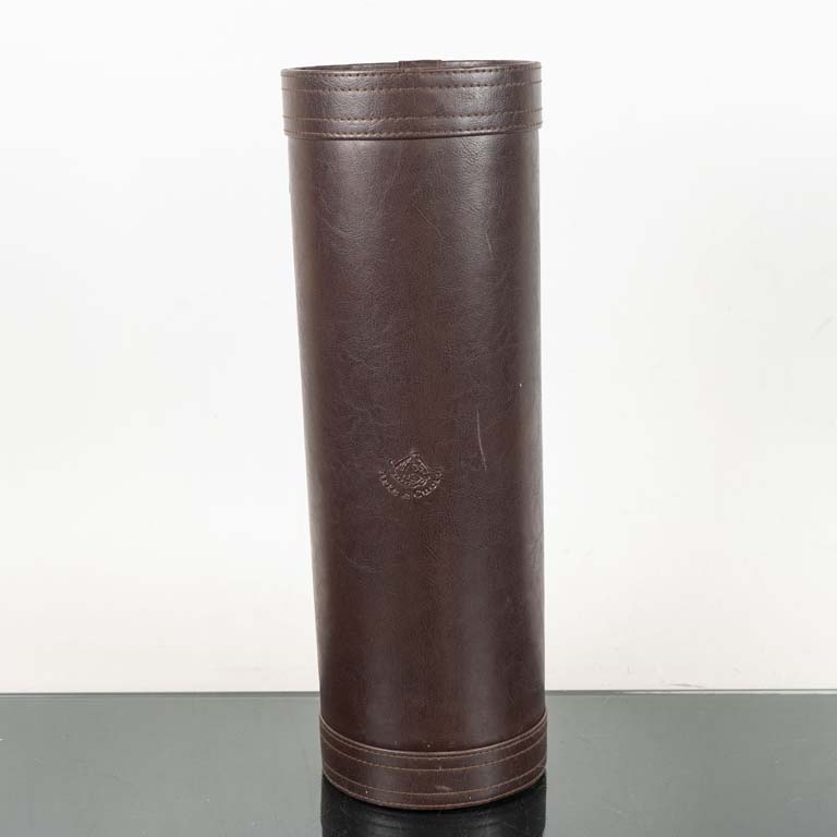 Lote siguiente: Paragüero de cuero - Medidas: 16x48cm