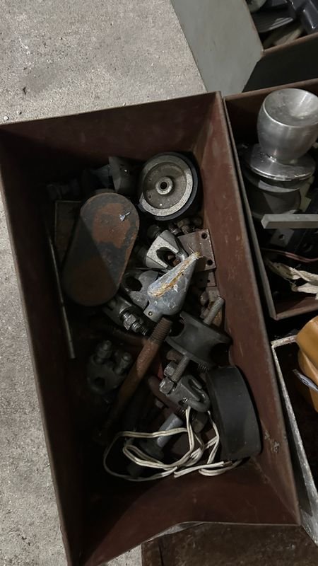 Herramientas y objetos en cajas metálicas - imagen 7