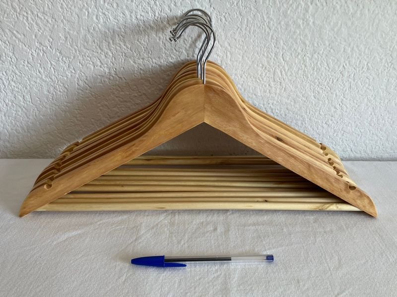 Perchas de madera nuevas y accesorios