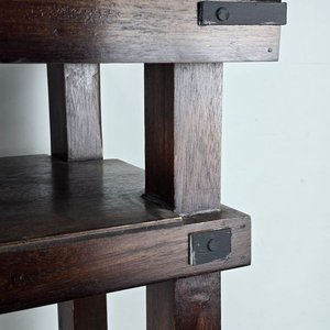 Mesa Auxiliar Rodante de Madera Oscura con Detalles en Hierro - imagen 4