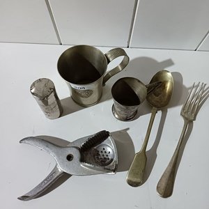 Lote de Utensilios Metálicos Antiguos: Pinza, Tazas, Cuchara y Tenedor - imagen 2