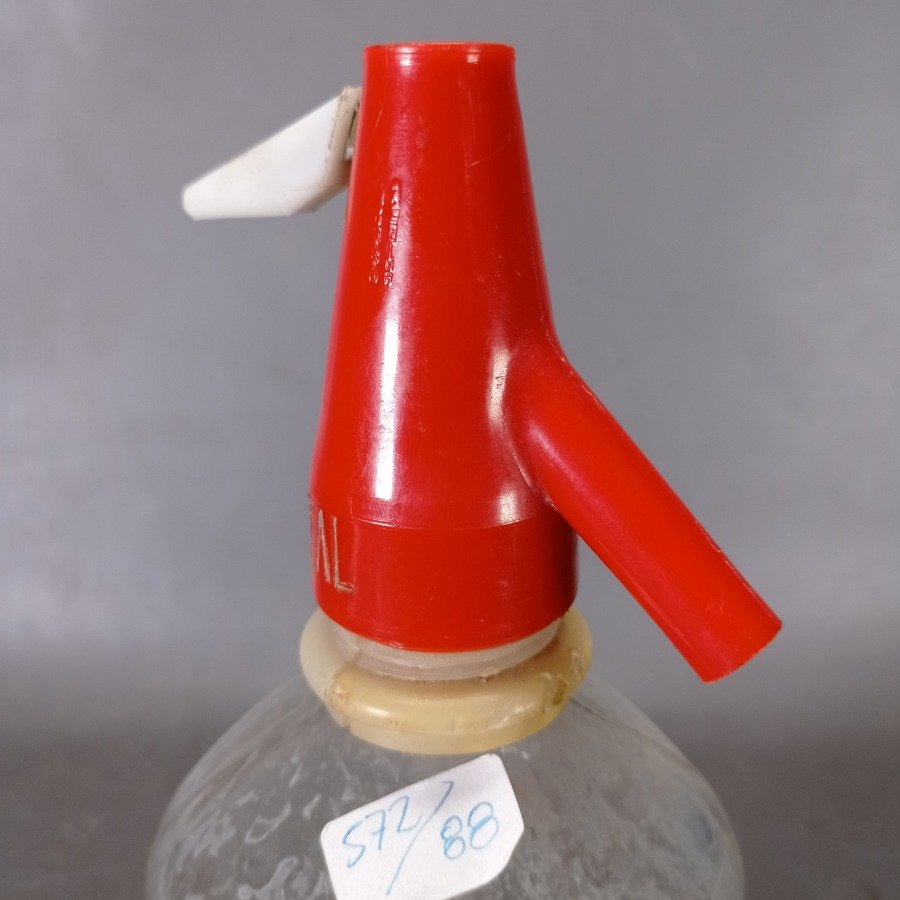 Sifón de soda "La Capital" en vidrio grueso con pico de plástico rojo - imagen 3
