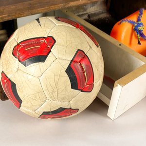 Cajón de Madera con Pelota de Rugby, Pelota de Fútbol y Hamaca Naranja - imagen 2