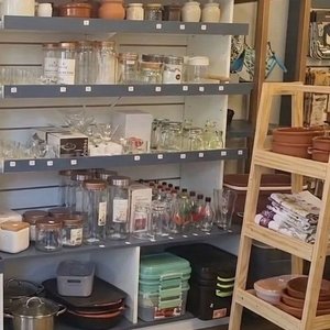 Estantería de comercio con luces arriba con 2 estantes removibles y capacidad de hasta 8 estantes - imagen 2