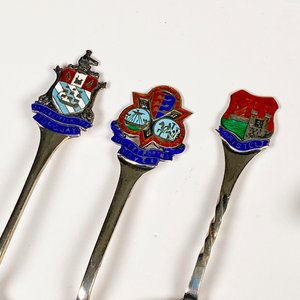 Lote de 4 Cucharitas de Plata Inglesa con Esmalte y Escudos - imagen 4